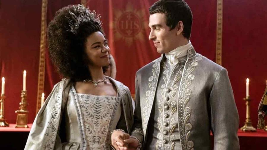 Corey Mylchreest como rei George 3º e India Amarteifio como rainha Charlotte na série da Netflix - Divulgação