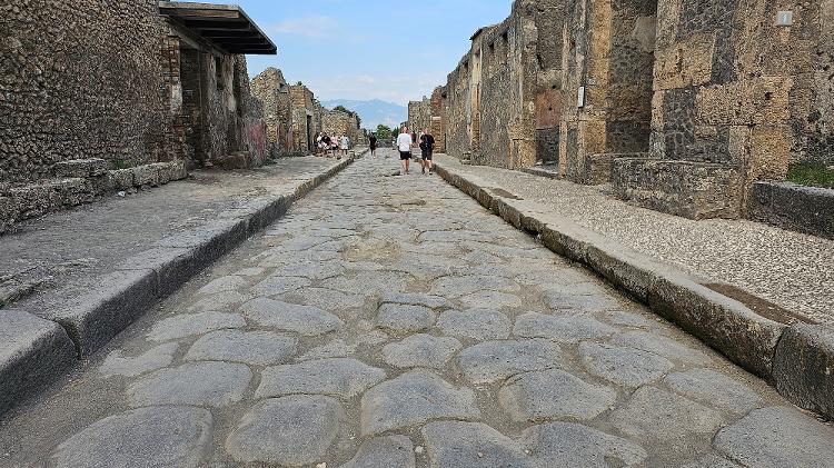 Ruas de Pompeia têm pedras originais