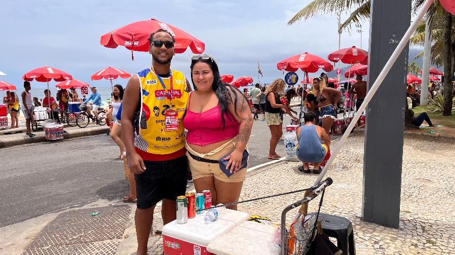 Amanda Souza Lima e Rodrigo Ferreira estão fazendo uma renda extra no Carnaval do RJ