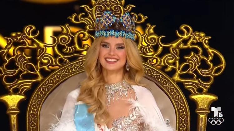 Miss República Tcheca, Krystyna Pyszková, com a coroa de Miss Mundo 2024