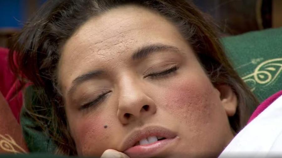 BBB 24: Beatriz dorme enquanto conversa com Davi