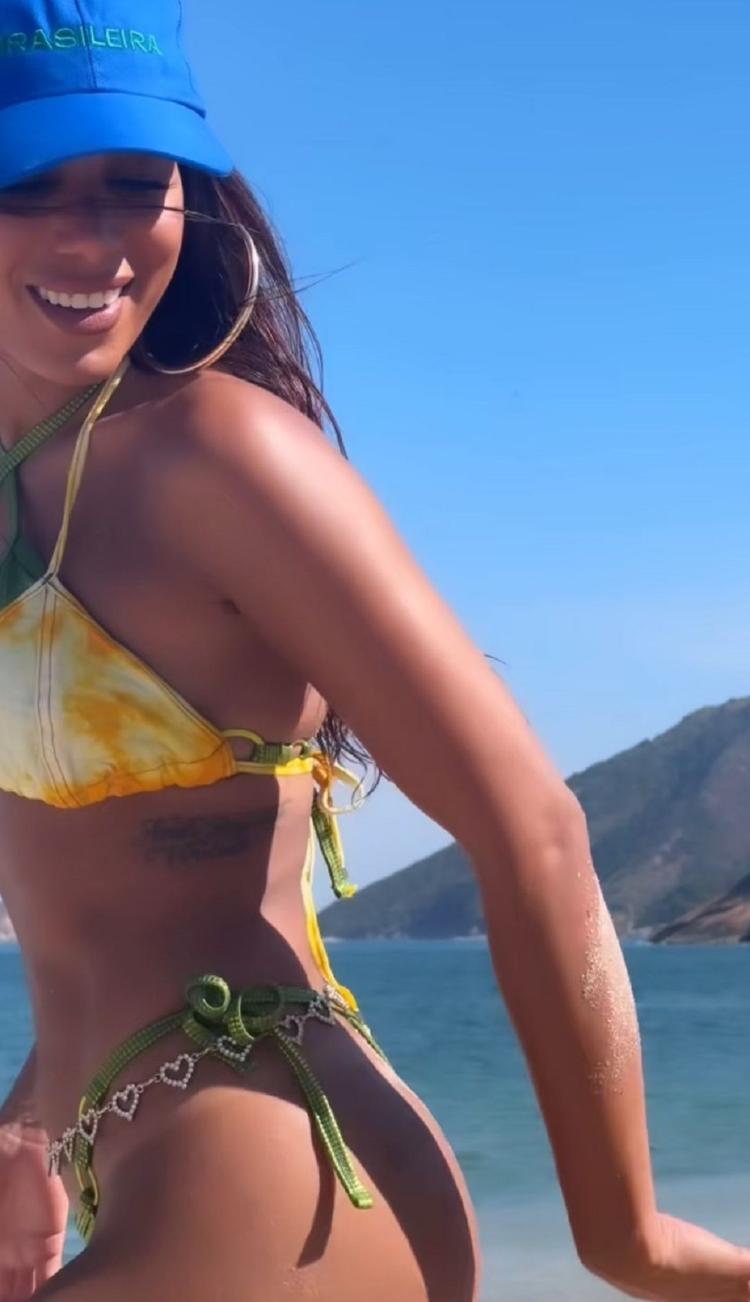Anitta posa de biquíni em praia deserta no Rio de Janeiro 