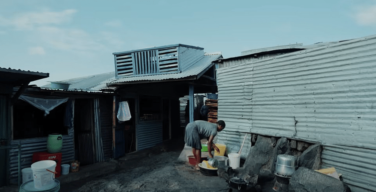 As casas são feitas de estruturas de zinco e papelão