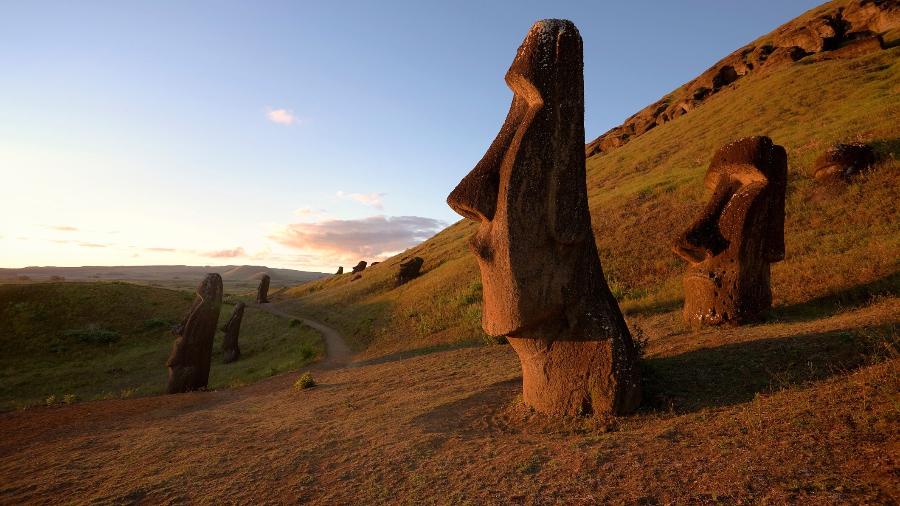 Escultura Moai na Ilha de Páscoa, no Chile