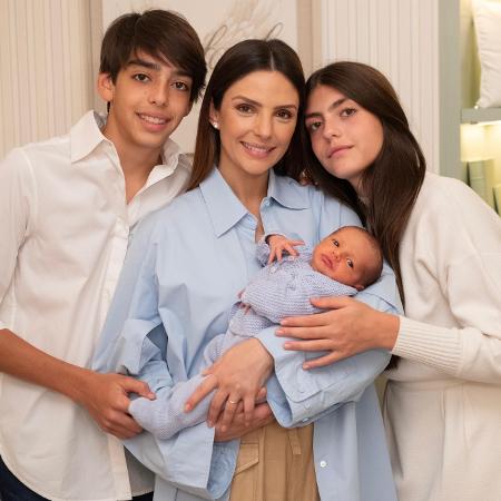 Carol Celico com os filhos Luca e Isabella, quando Rafael nasceu