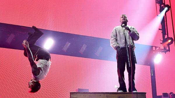 Josh Dun e Tyler Joseph do Twenty One Pilots no Madison Square Garden, em Nova York, em dezembro de 2024; a dupla começa turnê no Brasil com show em Curitiba, na quarta (22)