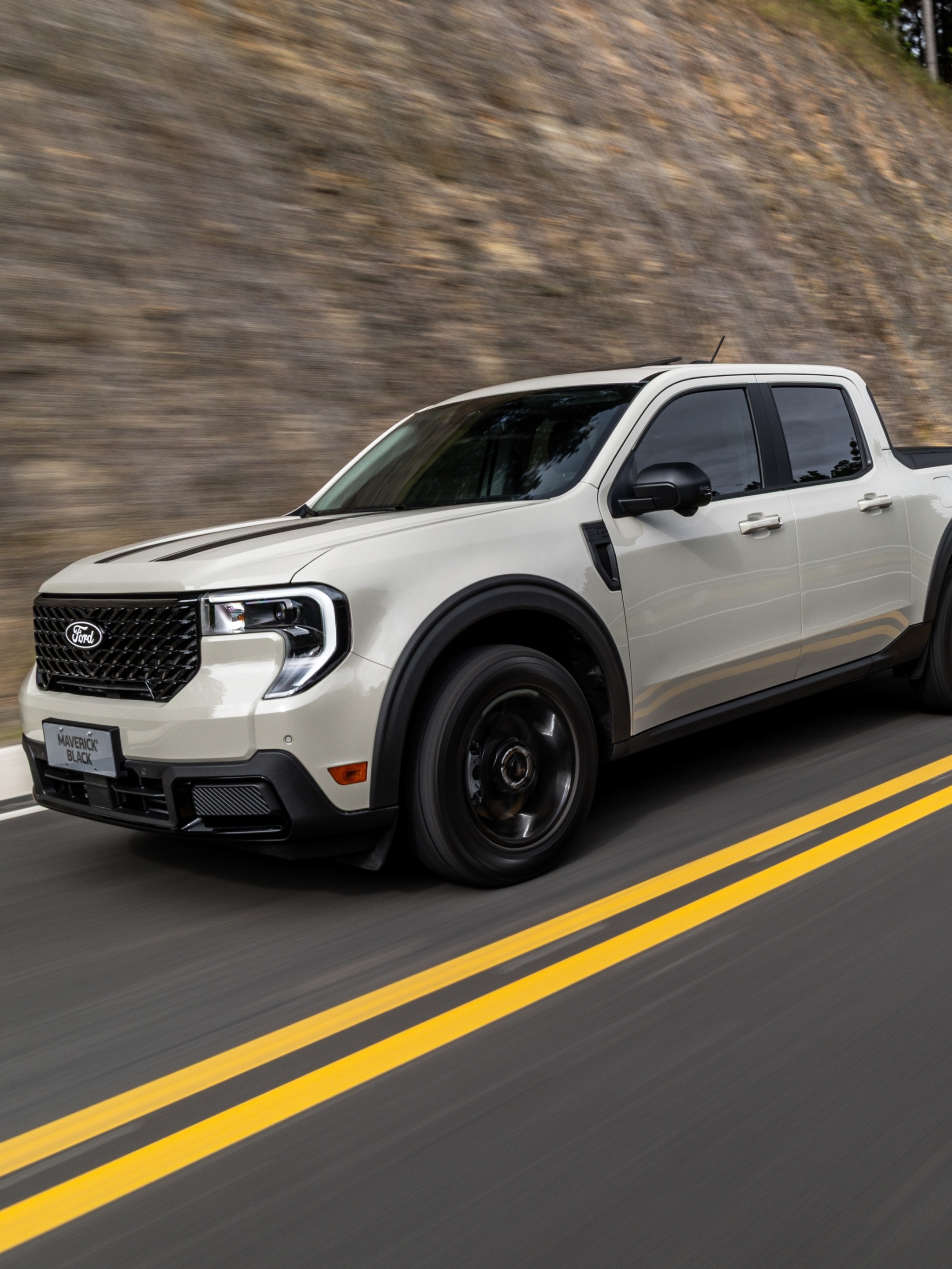 ford-maverick-lariat-black-