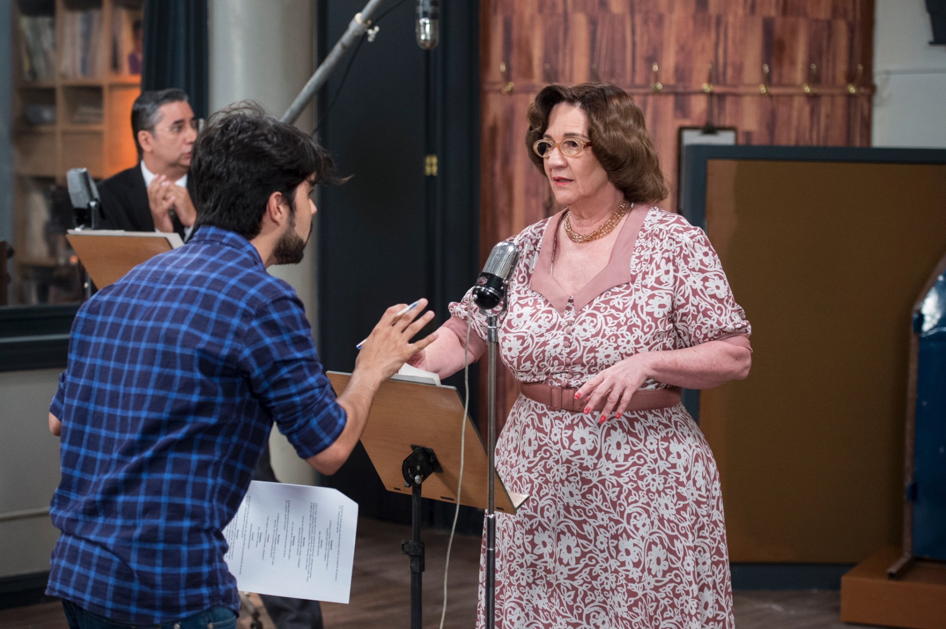 O diretor Diego Morais orienta Rosane Gofman nas gravações de "Herança de Ódio" - Estevam Avellar/TV Globo