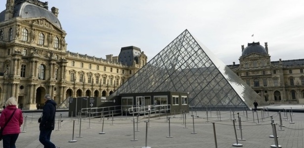 Imagem da fachada do Museu do Louvre, em Paris - AFP - AFP