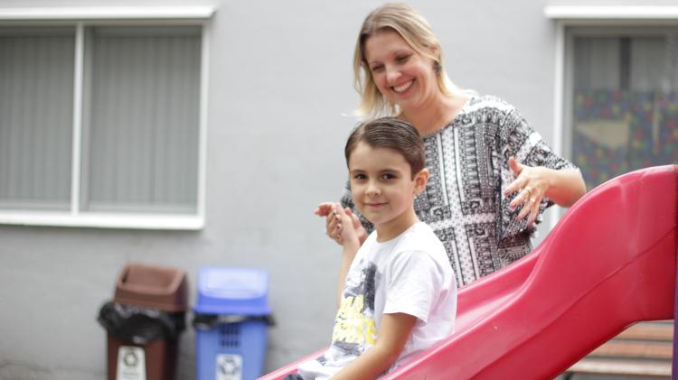 Raquel Liane e Bernardo -- Pais de crianças autistas contam sobre o esforço para promover a interação entre os filhos - Cláudia dos Santos/Divulgação - Cláudia dos Santos/Divulgação