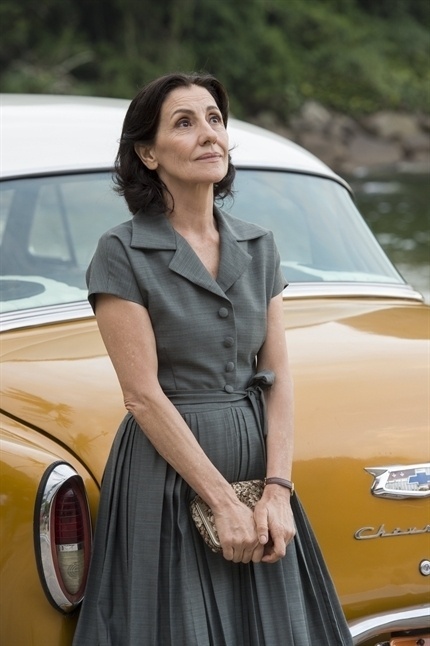 Odete (Cássia Kis): Mãe de Beatriz (Bruna Marquezine), criou a filha trabalhando como empregada doméstica no interior, sofrendo humilhações dos patrões. Senhora distinta e simples, vai para a cidade viver com a filha, agora, famosa - Estevam Avellar/ TV Globo