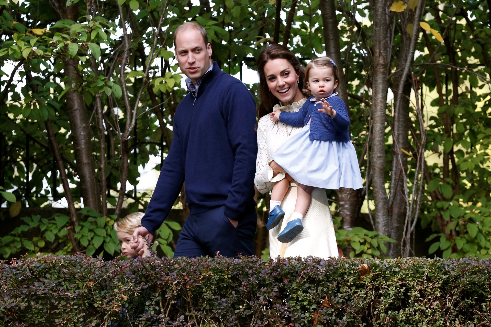29.set.2016 - Príncipe William e Kate Middleton posam com os filhos George e Charlotte durante passagem da Família Real Britânica pelo Canadá - Chris Wattie/Reuters