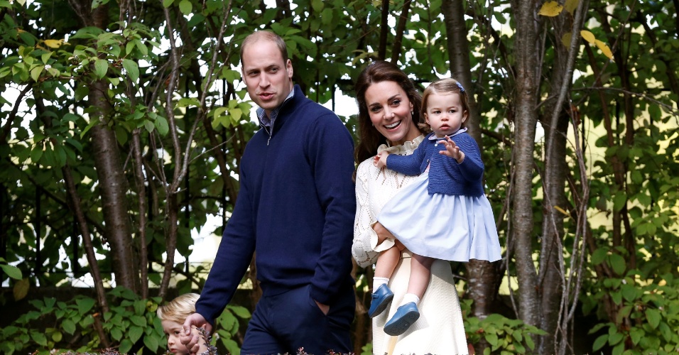 29.set.2016 - Príncipe William e Kate Middleton posam com os filhos George e Charlotte durante passagem da Família Real Britânica pelo Canadá