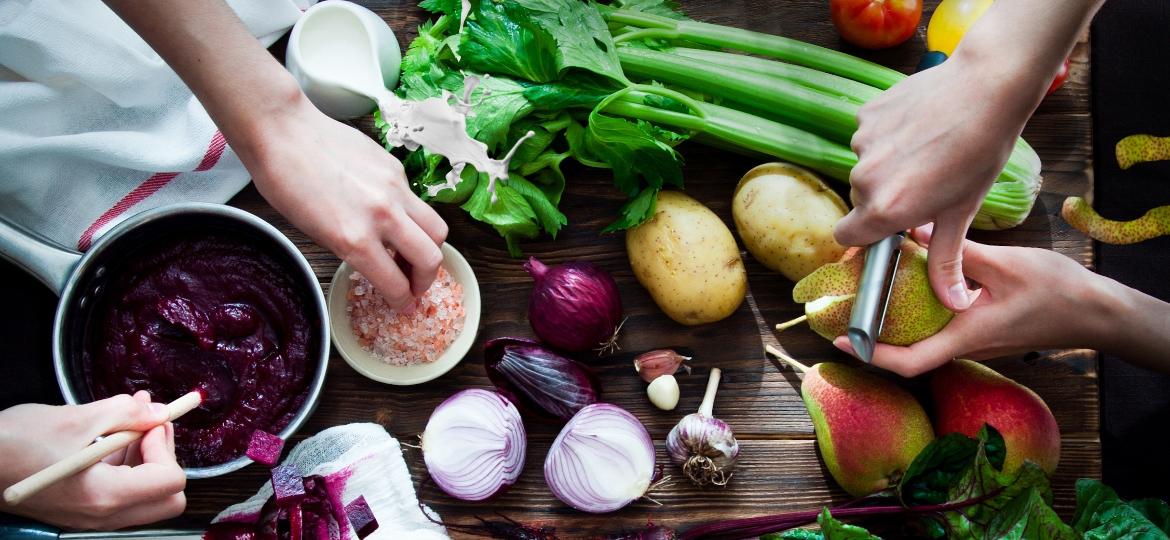 Uma família de quatro pessoas, nos EUA, emite mais gases de efeito estufa por comer carne do que por dirigir dois carros - iStock