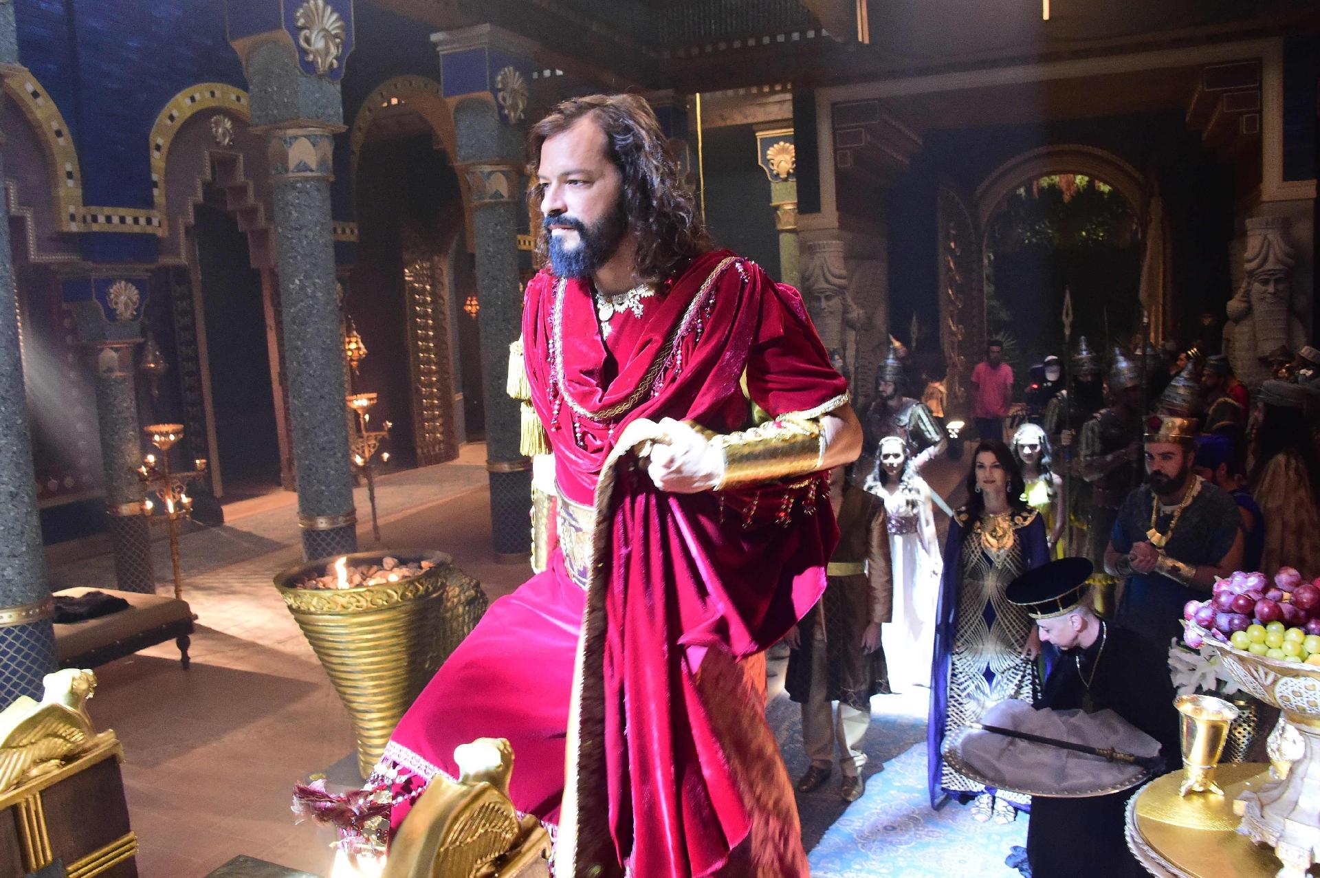 Nos preparativos da filmagem da coroação do rei Nabucodonosor II, os atores de "O Rico e Lázaro" ensaiam uma cena pela última vez em um cenário majestoso - AFP PHOTO / TASSO MARCELO 