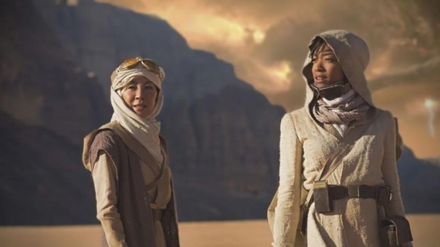 Michelle Yeoh e Sonequa Martin-Green em cena de "Star Trek: Discovery" - Reprodução/EW 