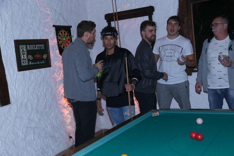 Muito amigo de Bruninho, Neymar atraiu olhares curiosos durante o período que esteve na festa, mas o jogador do Barcelona  estava tranquilo e não se importou com o assédio - AgNews/Anderson Borde