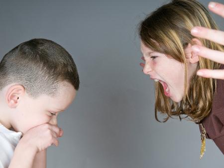 Conflitos entre irmãos: o que fazer quando as crianças estão brigando mais  por causa da quarentena?