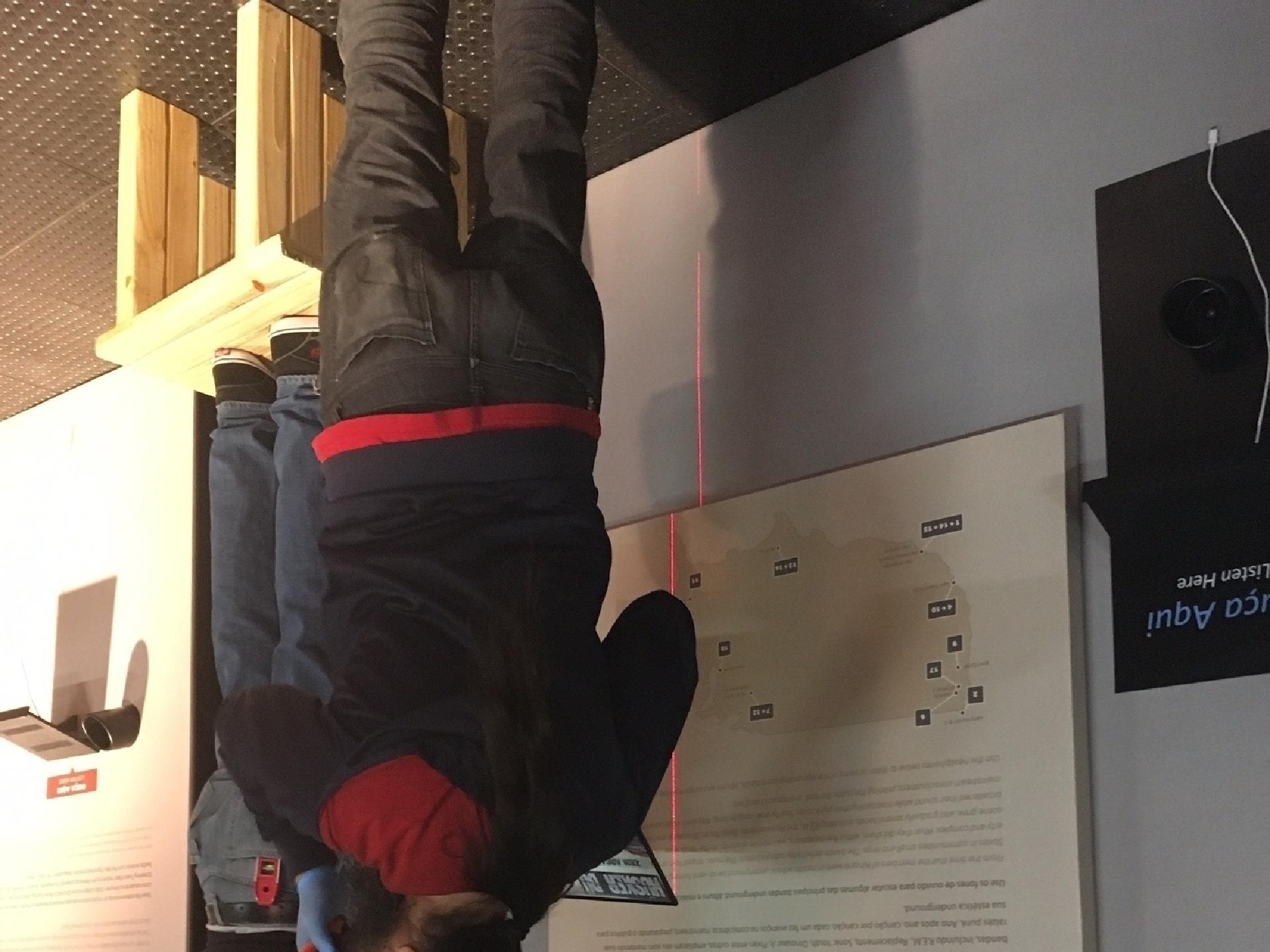 Equipe finaliza a montagem da exposição "Nirvana: Taking Punk to the Masses" - Adriana de Barros/UOL