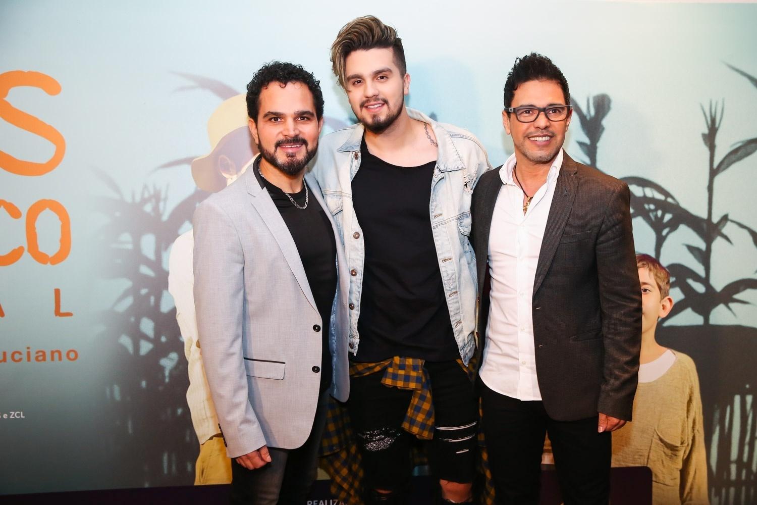 Os irmãos Zezé Di Camargo e Luciano reuniram nesta segunda-feira (2) amigos e familiares para a pré-estreia de "2 Filhos de Francisco - O Musical", no teatro Cetip, no complexo Tomie Ohtake, em São Paulo - Marcos Ribas/Brazil News