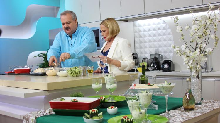 Claudete Troiano recebe Gilberto Barros no programa “Santa Receita”, nesta sexta-feira, a partir das 16h15, na TV Aparecida. O apresentador aproveitou a visita para conhecer as instalações da emissora - Divulgação - Divulgação