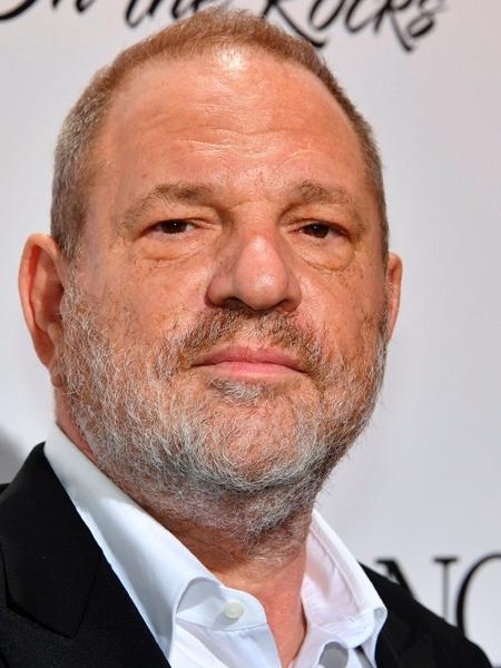 O produtor Harvey Weinstein posa durante o Festival de Cannes de 2017, antes das acusações de abuso sexual virem à tona - AFP/Getty Images