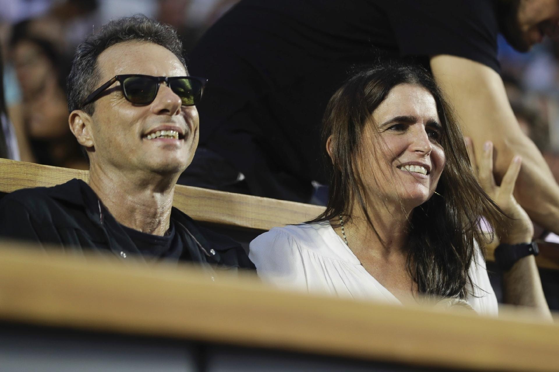 aiores nomes do esporte brasileiro, o tenista Gustavo Kuerten foi festejado pela torcida na tribuna de honra da quadra. Atento, Guga não perdeu um lance e destacou o bom nível dos participantes do torneio no Rio - Felipe Panfili/Divulgação