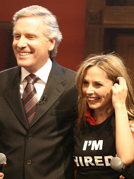 Roberto Justus e Viviane Brafmann após a vitória dela em "O Aprendiz", em 2004 - Folhapress - Folhapress