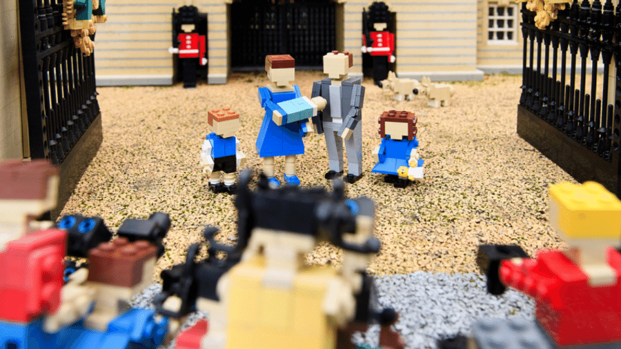 A versão de brinquedo da duquesa de Cambridge, Kate Middleton, com o príncipe Louis no colo cercada pelos príncipes William e George e pela princesa Charlotte na encenação em frente ao palácio de Buckingham - Reprodução/Instagram