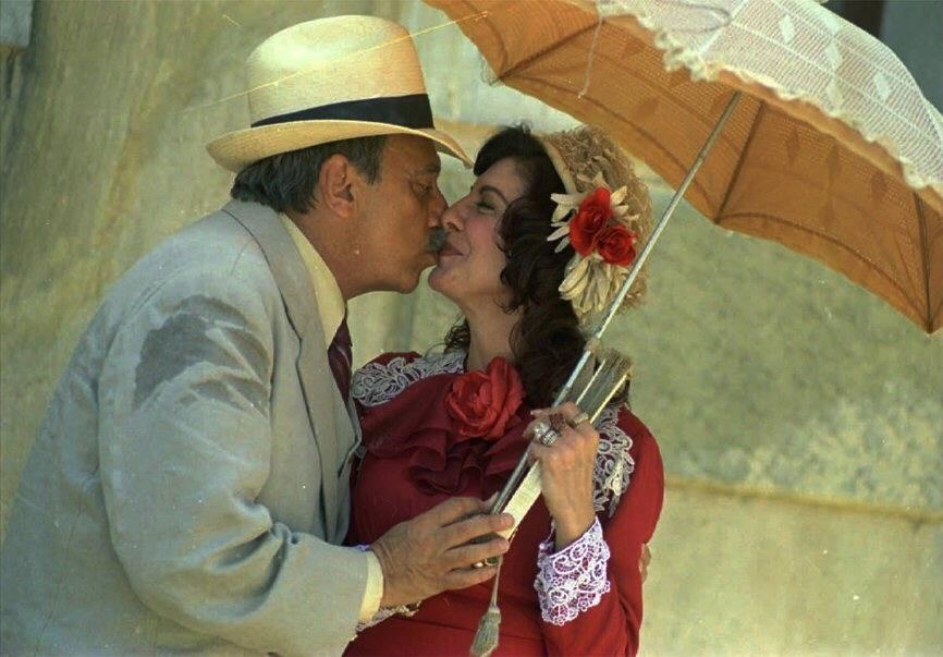 A atriz Marília Pêra beija o ator Agildo Ribeiro durante gravação da novela "Mandacaru" (1997), da TV Manchete. Os dois atores foram casados de 1965 a 1968 - Monique Cabral/Folhapress
