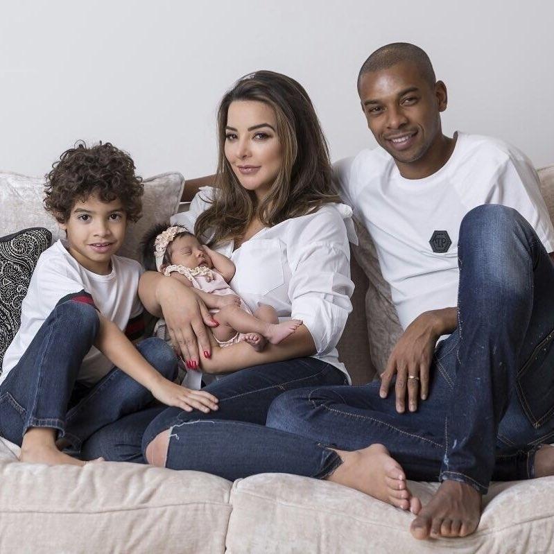 Rosa e Fernandinho estão juntos há 11 anos e têm dois filhos. Na Rússia, Glau Rosa ganhou uma festa de aniversário surpresa das esposas dos jogadores da Seleção. "Fui pega de surpresa por essas mulheres que eu amo tanto... Algumas eu conheço de longas datas, outras estou tendo o privilégio de conhecer e conviver aqui em Sochi". Ela tem mais de 11 mil seguidores no Instagram - Reprodução/Instagram