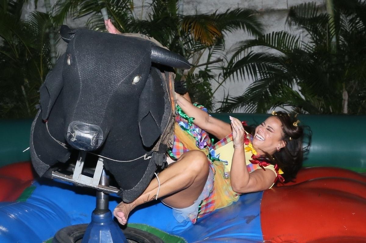 A atriz caiu na gargalhada após levar um tombo do touro mecânico - Anderson Borde/Ag.News