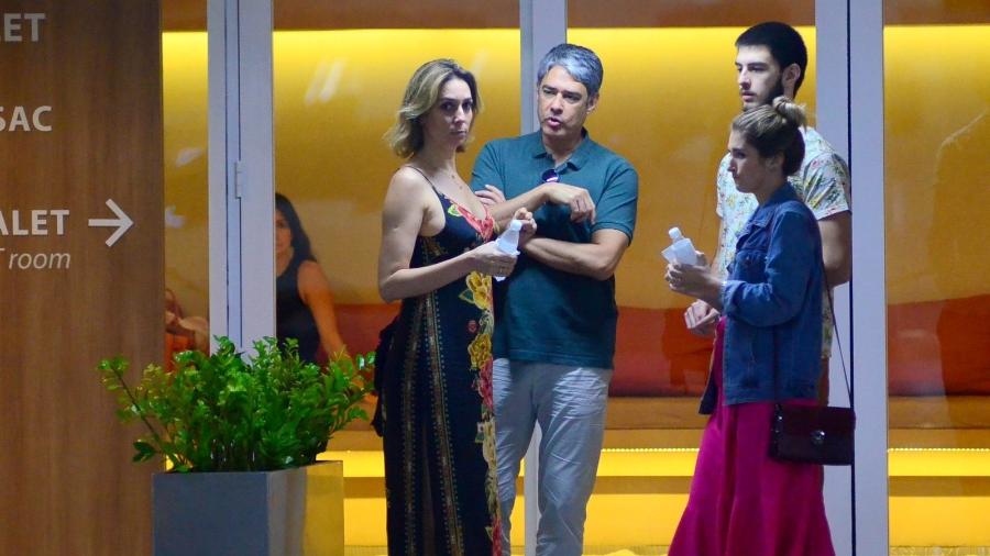 William Bonner curte passeio no shopping com a noiva Natasha Dantas, o filho Vinicius e a namorada Thalita - Ag.News