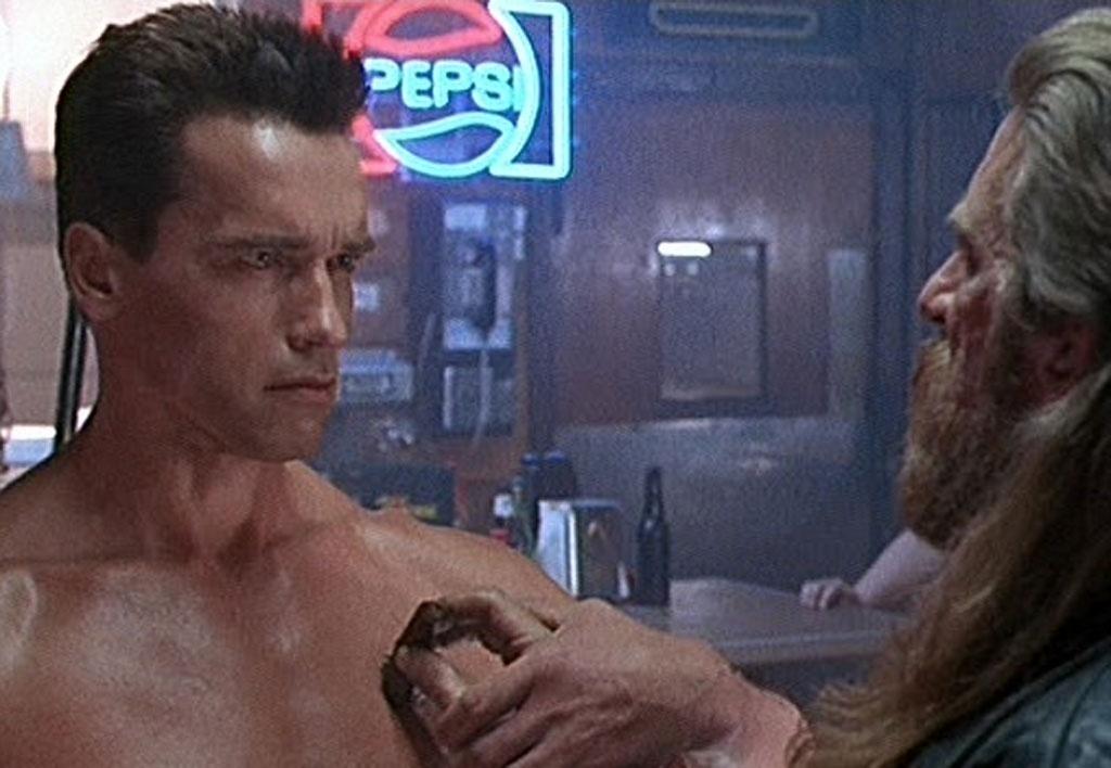 Arnold Schwarzenegger e Robert Winley em "O Exterminador do Futuro 2: O Julgamento Final" (1991) - Divulgação