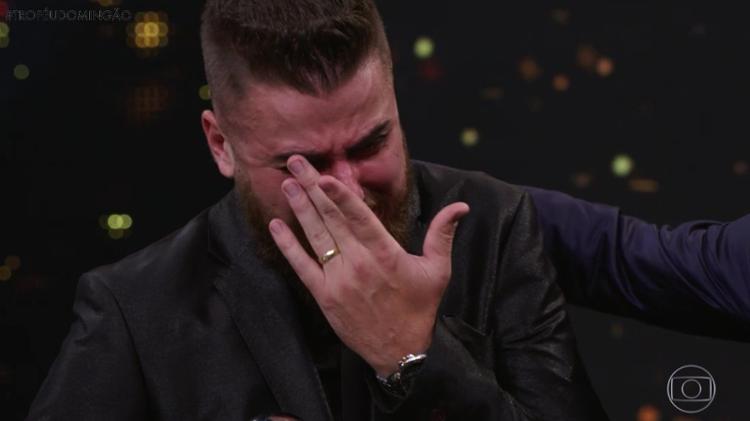 O cantor Zé Neto vai às lágrimas ao relembrar o início difícil de carreira, no Troféu Domingão - Reprodução/TV Globo - Reprodução/TV Globo