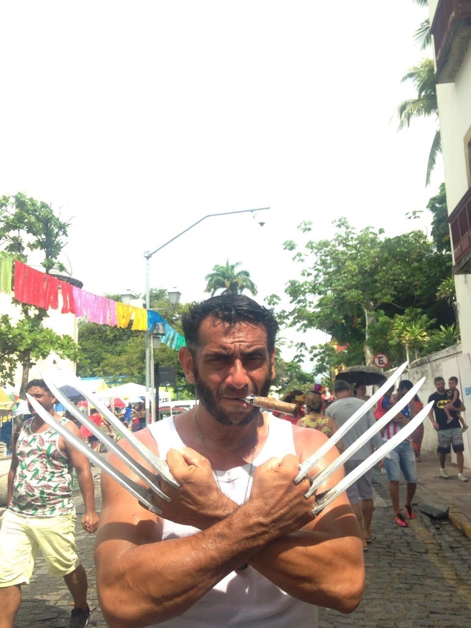 Quem também apareceu no bloco "Enquanto Isso na Sala da Justiça", no Recife, foi Wolverine - Alcione Ferreira/UOL