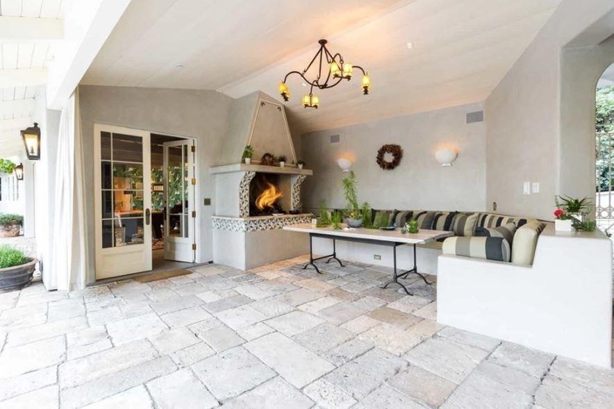 Área externa tem sofá e lareira - Douglas Elliman/Divulgação 