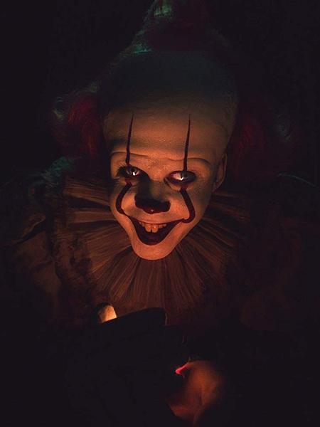 Bill Skarsgard é Pennywise em cena de It: Capítulo 2 - Reprodução - Reprodução
