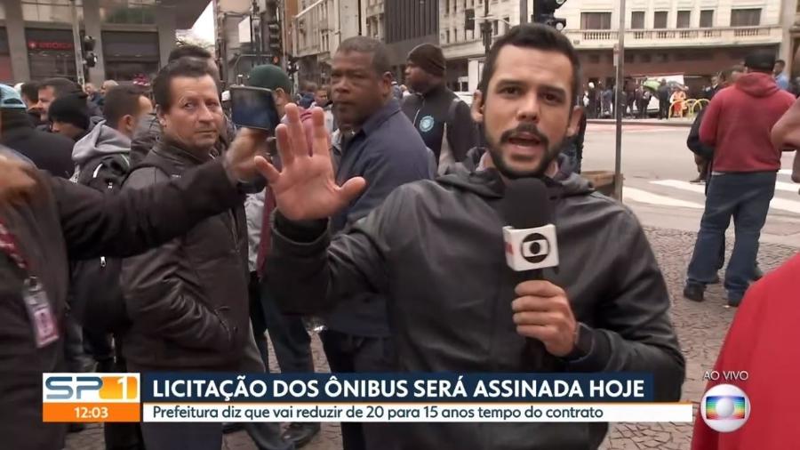 6.set.2019 - Manifestante atrapalhou o trabalho do jornalista Romeu Neto durante a primeira edição do SPTV desta sexta - Reprodução/TV Globo