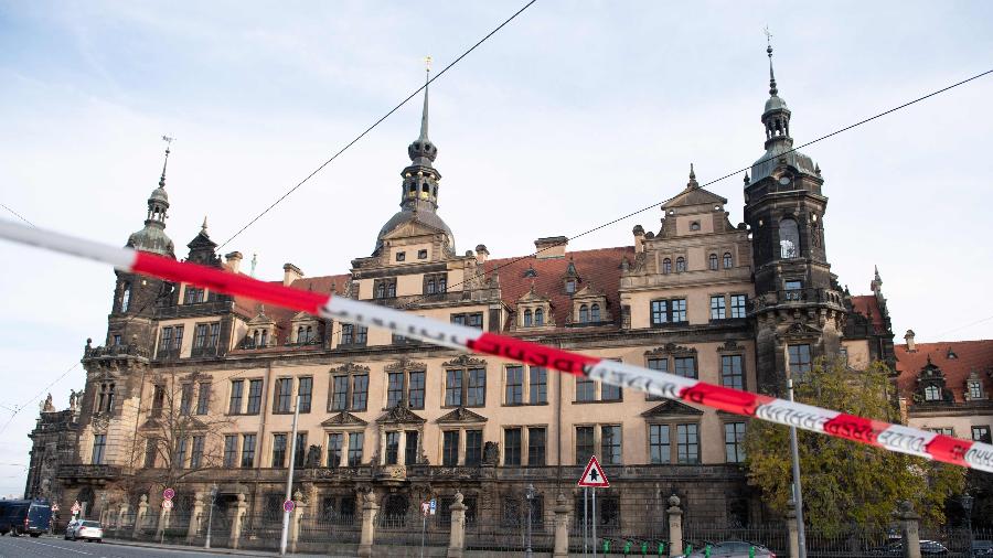 9.abr.2019 - Um cordão policial em frente ao Palácio Real, que abriga o histórico Green Vault (Gruenes Gewoelbe) em Dresden, leste da Alemanha - Sebastian Kahnert / dpa / AFP