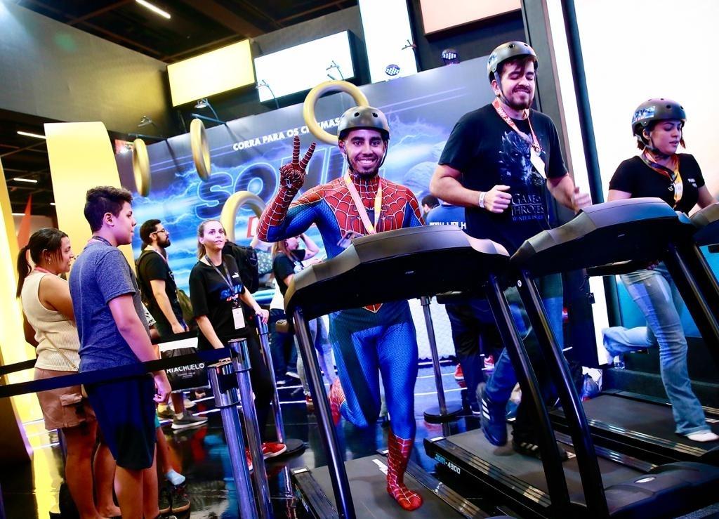 Público aproveita para fazer exercícios físicos na CCXP - Iwi Onodera/UOL