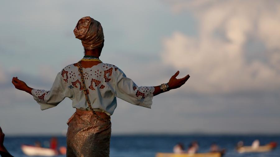 pessoa do Candomblé cultuando Iemanjá em Salvador - Joa_Souza/Getty Images