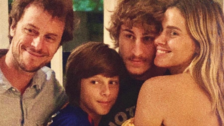 Carolina Dieckmann com os filhos, Davi e José, e o marido, Tiago Worcman - Reprodução/Instagram