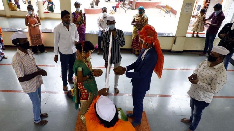 Casamento indiano sendo celebrado durante a pandemia do coronavírus - Hindustan Times/Hindustan Times via Getty Images