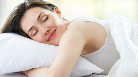 Dormir de bruços - iStock - iStock