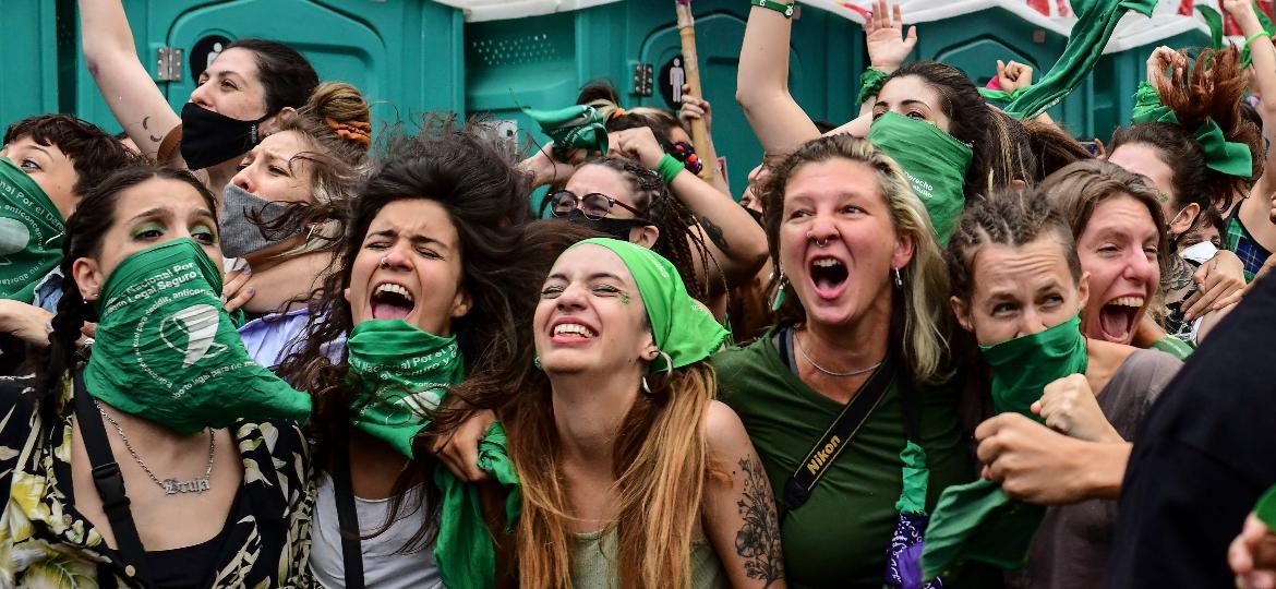 Mulheres celebram aprovação na Câmara; as máscaras verdes são o símbolo das ativistas que defendem o direito ao aborto - RONALDO SCHEMIDT/AFP