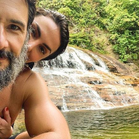 Rodrigo Santoro e Mel Fronckowiak se refrescam em cachoeira - Reprodução / Instagram