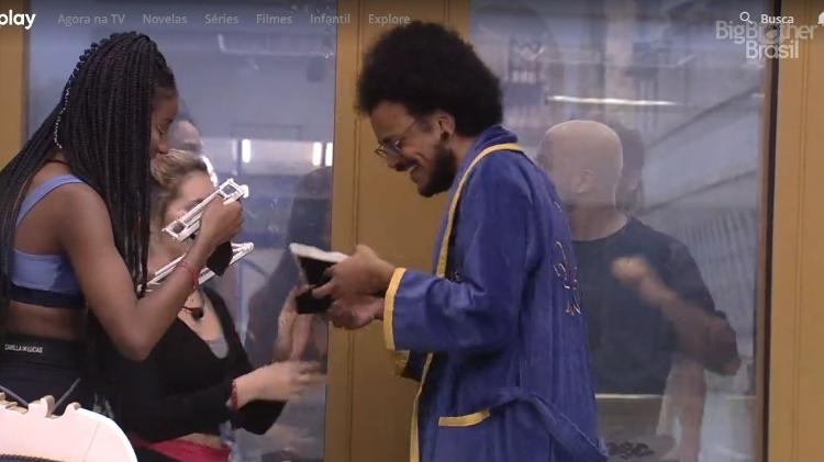 BBB 21: João aprecia fotos de seus familiares - Reprodução/ Globoplay - Reprodução/ Globoplay