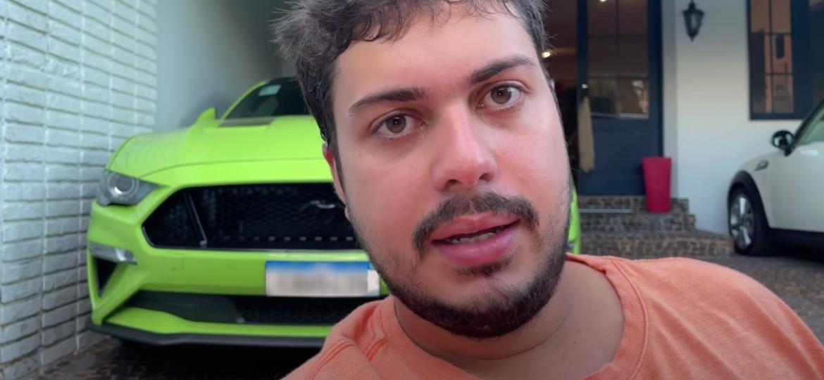 Razuk e seu Ford Mustang Black Shadow verde; youtuber diz que seguidores já reservaram mais de 6.000 cotas de R$ 50 de um total de 20 mil números para sorteio de esportivo - Reprodução