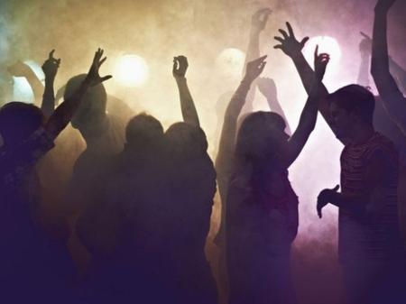 Especialistas apontam para "rejuvenescimento" da pandemia no Brasil; média de idade para casos novos e óbitos caiu de janeiro para março - Getty Images